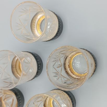 Suite de 5 verres à liqueur en cristal taillé.
Monture...