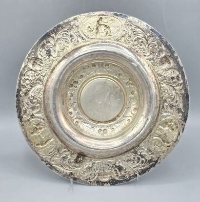 Plat à ombilic en argent de forme circulaire.
L'aile...