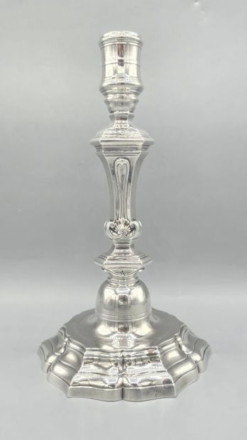 MONTPELLIER, 1766
Flambeau en argent.
Binet...