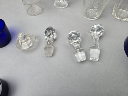 Crystal lot including : 
- 9 individual decanters....