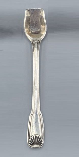 PARIS 1756-1762. 
Pelle à sel en argent,...