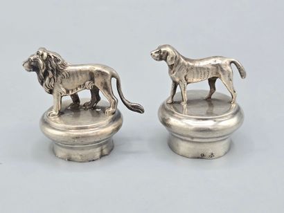 Paire de bouchons en argent, l'un surmonté...