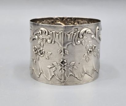 Rond de serviette en argent à décor de rocailles,...