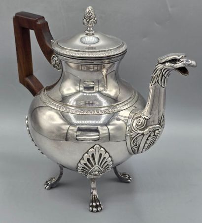 Théière en métal argenté style Empire reposant...