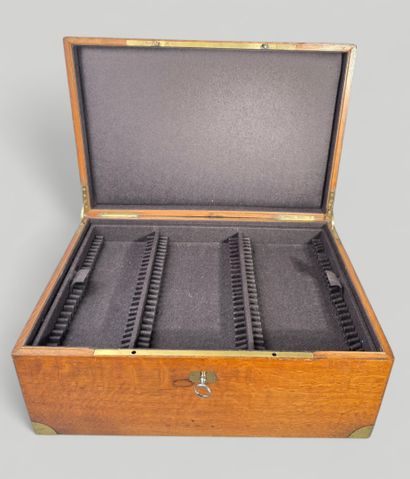 Grand coffret de ménagère en bois.
Encoignures...