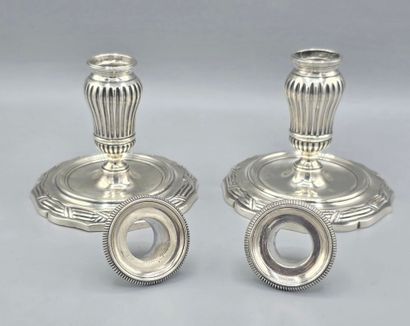Paire de bougeoirs de toilette en argent....