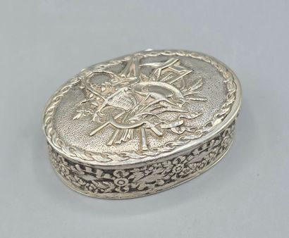 Petite boite/ pilulier en argent à décor...
