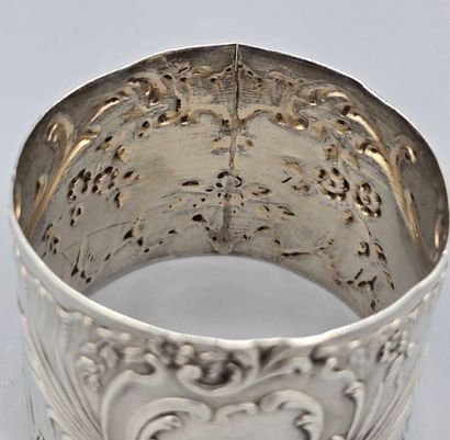 Rond de serviette en argent à décor de rocailles,...