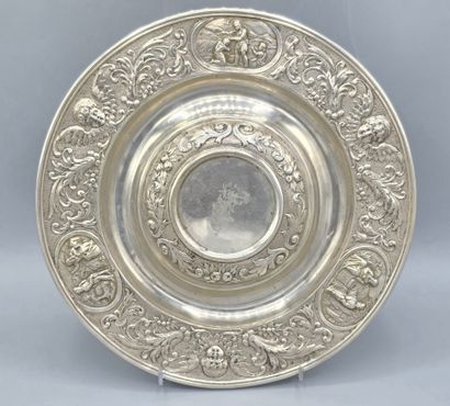 Plat à ombilic en argent de forme circulaire.
L'aile...