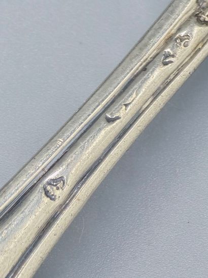 Grande louchette en argent, modèle filet-contour.
Dos...