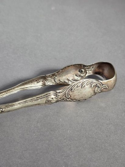 Sugar tongs in silver-plated metal.
Decorated...