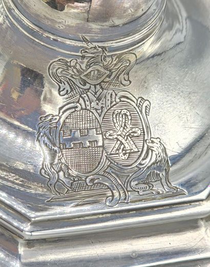 Deux flambeaux formant paire en argent du...