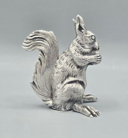 Salière en argent fondu figurant un écureuil...