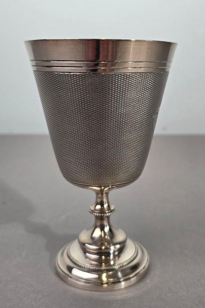 Timbale en métal argenté. 
Calice évasé au...
