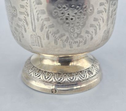 Timbale tulipe en argent à décor gravé de...