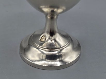 Coquetier en argent. 
Corps à frise feuillagée...