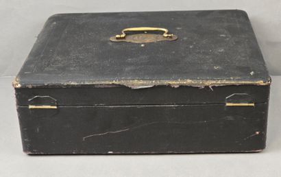 Coffret de ménagère au couvercle recouvert...