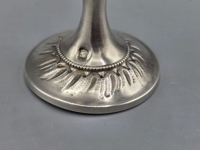 Coquetier en argent reposant sur un pied....