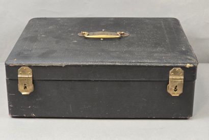 Coffret de ménagère au couvercle recouvert...
