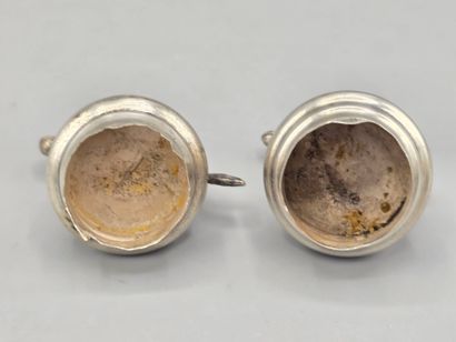 Paire de bouchons en argent, l'un surmonté...