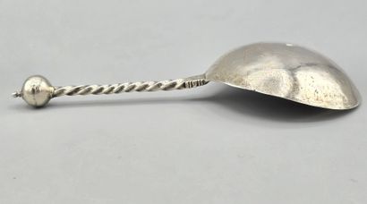 Cuillère en argent au large cuilleron. 
Manche...