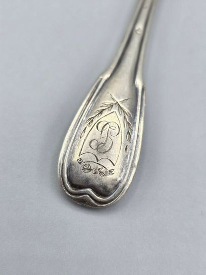 Grande louchette en argent, modèle filet-contour.
Dos...