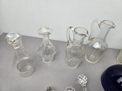Crystal lot including : 
- 9 individual decanters....