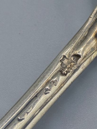 Grande louchette en argent, modèle filet-contour.
Dos...