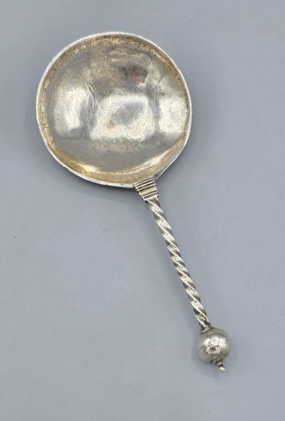 Cuillère en argent au large cuilleron. 
Manche...