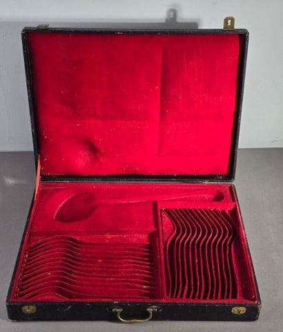 Coffret de ménagère, à poignées en laiton...