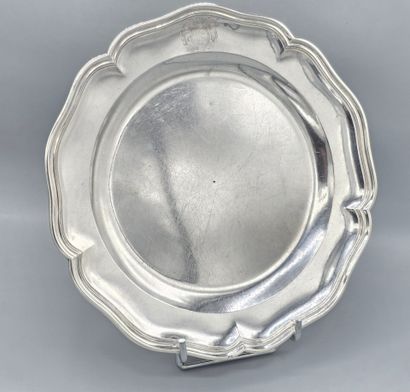 PARIS 1747
Plat en argent massif d'époque...