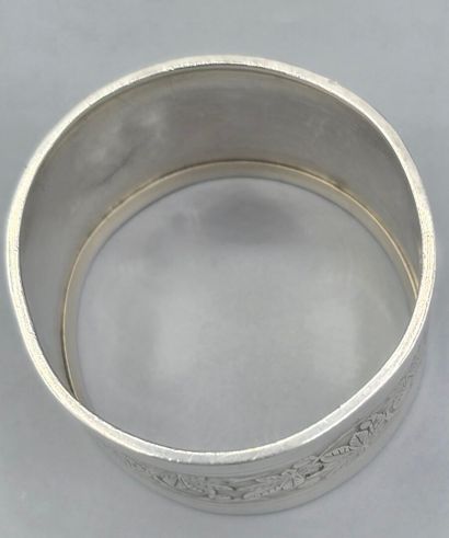 Rond de serviette en argent à décor sur tout...