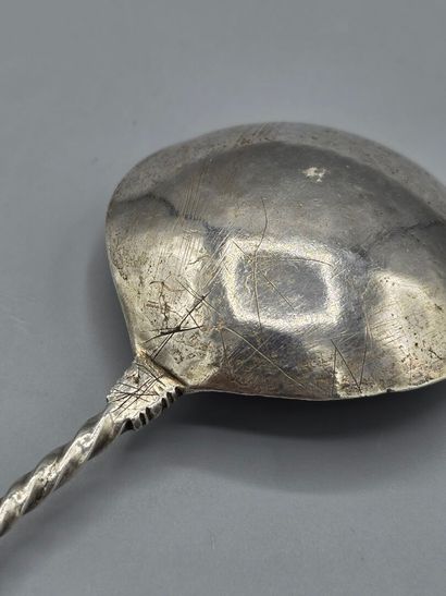 Cuillère en argent au large cuilleron. 
Manche...