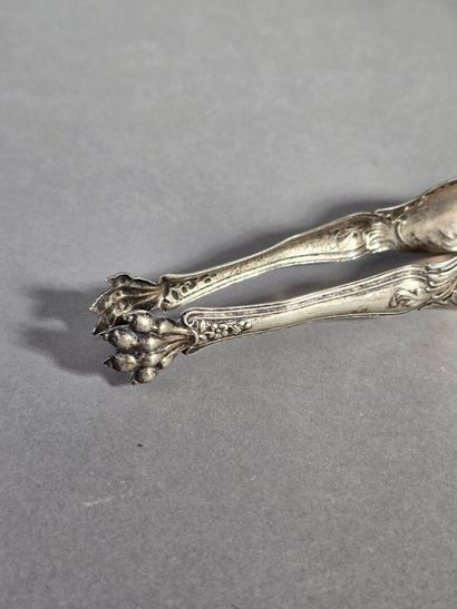 Sugar tongs in silver-plated metal.
Decorated...