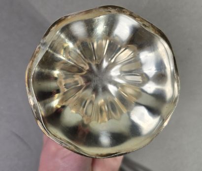 Sucrier couvert en argent de forme coloquinte.
Comprend...