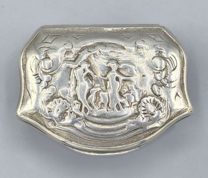 Boite de forme polylobée en argent.
Le couvercle...