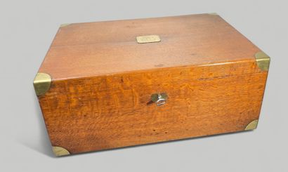 Grand coffret de ménagère en bois.
Encoignures...