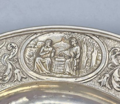 Plat à ombilic en argent de forme circulaire.
L'aile...