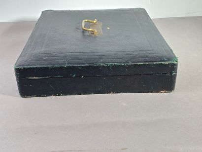 Coffret de ménagère avec couvercle au-dessus...