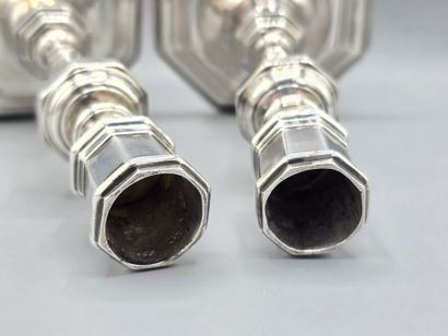 Deux flambeaux formant paire en argent du...