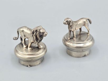 Paire de bouchons en argent, l'un surmonté...