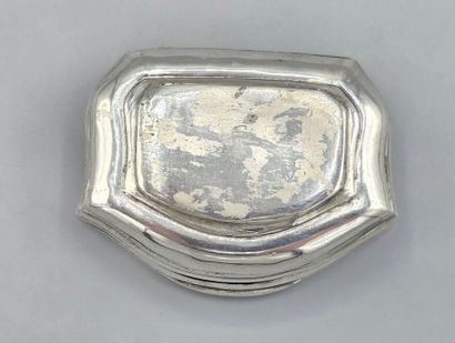 Boite de forme polylobée en argent.
Le couvercle...