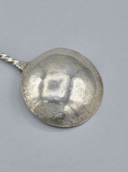 Cuillère en argent au large cuilleron. 
Manche...