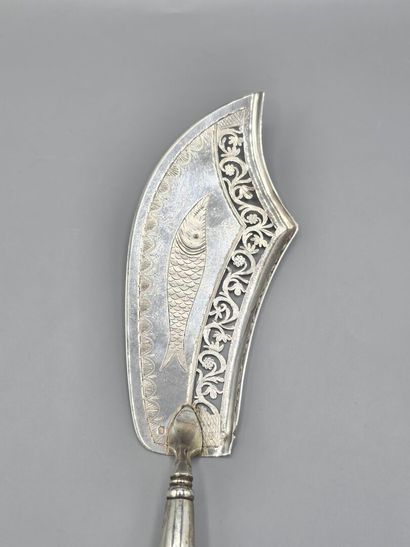PARIS 1819-38
Grande pelle à poisson en argent....