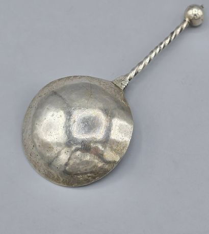 Cuillère en argent au large cuilleron. 
Manche...