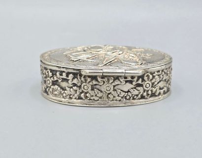 Petite boite/ pilulier en argent à décor...