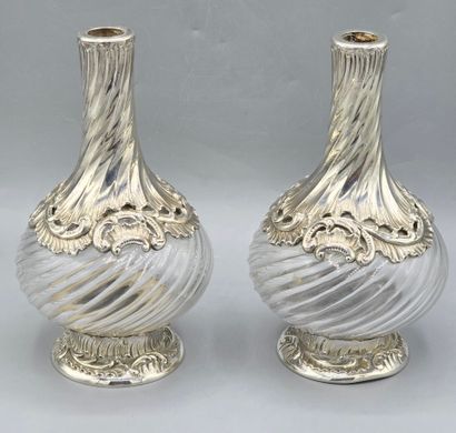 Paire de carafes en verre de forme balustre,...