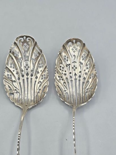 Paire de cuillères à saupoudrer en argent.
Cuilleron...