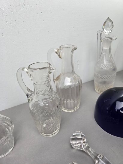 Crystal lot including : 
- 9 individual decanters....