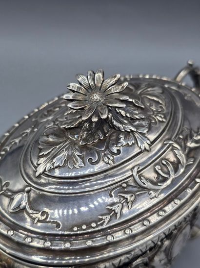 Sucrier et couvercle en argent, à décor ajouré...